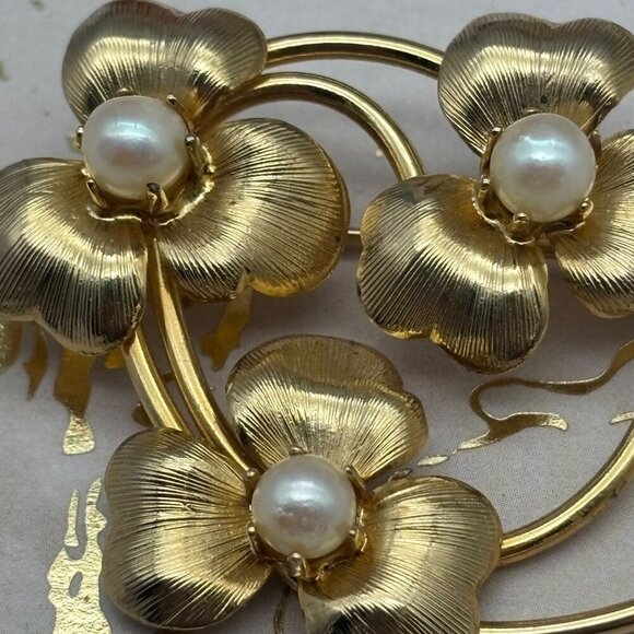 Adorable Brushed Gold Tone 3 Flower Brooch Pin Faux Pearl Centers Classic Look - Picture 4 of 5
